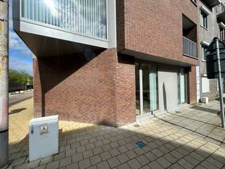 <p>Centraal gelegen gelijkvloers appartement. <br /><br />Dit gelijkvloers appartement is gelegen in hartje Geel en beschikt over een gunstig EPC. <br /><br />Het is als volgt ingedeeld: lichtrijke woonkamer met aansluitend gedeeltelijk geïnstalleerde open keuken, apart toilet, inkom en één slaapkamer met aansluitende badkamer.<br />Een autostaanplaats is inbegrepen in de prijs alsook een zeer ruime berging ondergronds. <br /><br />Onmiddellijk beschikbaar.<br /><br />Troeven?<br /><br />- Gunstig EPC<br />- Uitstekende locatie<br />- Verlichting en lamellen voorzien<br />- Autostaanplaats inbegrepen<br />- Geen gemeenschappelijke kosten! <br /><br />Heb je interesse? Vraag uw bezoek aan via onze website https://www.immovl.be/te-huur/list en druk op de knop <strong>'IK WENS EEN BEZOEK'</strong>.</p>
