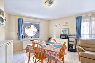 Deze verhuurde studio ligt op 30m van de Zeedijk te Mariakerke (Oostende) en biedt een knusse pied-à-terre aan zee. <br />Indeling: inkomhal met plaats voor vestiairekast; badkamer met douche, toilet en wastafel; woonkamer met open kitchinette.<br />U kan bovendien genieten van het gemeenschappelijk buitenzwembad. Een fietslokaal is evenzeer aanwezig in het gebouw.<br />EPC-waarde: 213 (Label C).