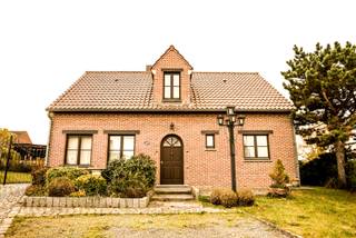 CHARMANTE GEZINSFERMETTE MET LANDELIJKE ALLURES EN OMGEVING. In de prachtige glooiende omgeving van Zarlardinge (deelgemeente Geraardsbergen) vind...