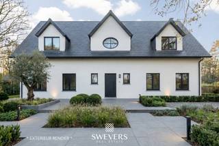 Interesse? Meer informatie op www.SWEVERS.be. - In het groene en rustige Bolderberg (Heusden-Zolder) staat op Zandstraat 147 een zeer ruime open bebouwing met een bewoonbare oppervlakte van 493 m². De ligging biedt het beste van twee werelden: een natuurlijke, residentiële omgeving én een vlotte bereikbaarheid naar de E313, E314, Hasselt en Zonhoven.<br /><br />De woning werd gebouwd in 1978 en in 2018 grondig gerenoveerd. De voormalige garage werd omgevormd tot een volwaardige zorgunit met een extra slaapkamer, vernieuwde badkamer en centrale keuken. Hierdoor is de woning ideaal voor grote gezinnen, zorgwonen of kangoeroewonen. Binnen valt vooral de grote leefruimte (52,55 m²) op met veel lichtinval en zicht op de groene tuin. De ruime keuken (28,07 m²) vormt dankzij de indeling, moderne toestellen en connectie met tuin en leefruimtes een centraal ontmoetingspunt.<br /><br />Er zijn zeven grote kamers (14,44–26,27 m²) die flexibel in te vullen zijn als slaapkamers, hobbyruimtes, bureaus of studio. De master bedroom heeft een overdekt terras met uitzicht op het groen. De woning beschikt over twee badkamers, waarvan één recent volledig is vernieuwd. De gerenoveerde achtervleugel voelt als een eigen moderne woonunit met parket, vloerverwarming en terras. Daarnaast biedt de woning veel extra ruimte: een kelder van 220 m², een zolder van 110 m² (vaste trap), en vier private parkeerplaatsen. Het zuidgerichte perceel van 16a 86ca zorgt voor een rustige, zonnige tuin in een natuurrijke omgeving, met voorzieningen en natuurgebieden op wandelafstand.<br /><br />De woning is goed geïsoleerd, met recent vernieuwd dak, deels vernieuwde ramen en binnenkort conforme elektriciteit. Met zonnepanelen is een EPC B haalbaar. Sommige ruimtes vragen nog een opfrissing, maar dat benadrukt het potentieel om deze woning verder te transformeren tot een volledig persoonlijke droomwoning. Bel ons vandaag nog voor een persoonlijke rondleiding. Wij van Swevers Real Estate helpen je maar al te graag verder. tel. 011 255 155. Bron bewoonbare oppervlakte: EPC-verslag.