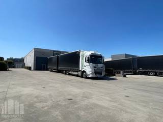 Uitstekend gelegen bedrijfsgebouw bestaande uit een magazijnruimte van +/- 900 m² met aansluitend +/- 24 m² kantoorruimte en een comfortabele bedrijfswoning van +/- 165 m², gelegen op een perceel van 3.487 m².<br /><br />Het geïsoleerde (logistieke) magazijn heeft een oppervlakte van +/- 900 m² opgebouwd uit een staalconstructie in combinatie met betonpanelen. De ruimte met een vrije hoogte van 6,40 meter is toegankelijk via 2 laadkades en 1 automatische sectionale poort (4 m x 4,54 m) en is voorzien van een gepolierde betonvloer, een steeldeck met lichtstraat en TL verlichting. Aanpalend is een kantoorruimte van 24 m².<br /><br />De bedrijfswoning omvat op het gelijkvloers aan ruime inkom, een lichtrijke zithoek met zicht op de open keuken en gezellige eetplaats. Bijkomend is er een berging, gastentoilet en een praktisch ingerichte wasplaats.<br />Op de eerste verdieping bevinden zich 3 volwaardige slaapkamer, een badkamer met bad en douche, een afzonderlijk toilet, en een polyvalente hobbyruimte. De ruime en knap aangelegde tuin met tuinberging zorgt voor extra ontspanning en een aangenaam zicht uit de leefruimte. De woning wordt verwarmd via centrale verwarming op gas en gekoeld via verschillende airco toestellen.<br /><br />Deze eigendom vormt de ideale uitvalsbasis voor een onderneming die wonen en werken op één locatie wenst te combineren.<br /><br />Strategisch gelegen op het lokale bedrijventerrein Lammersakker in Tielt, met een uitstekende bereikbaarheid via de N37 en N35. Dankzij de nabijheid van de E403 en de vlotte verbinding richting de E17 geniet het bedrijfsgebouw van een optimale ontsluiting voor zowel lokaal als regionaal verkeer.<br /><br />Contacteer PANORAMA B2B voor bijkomende (technische) inlichtingen, plannen of een vrijblijvend plaatsbezoek op het nummer 0476 215 115.