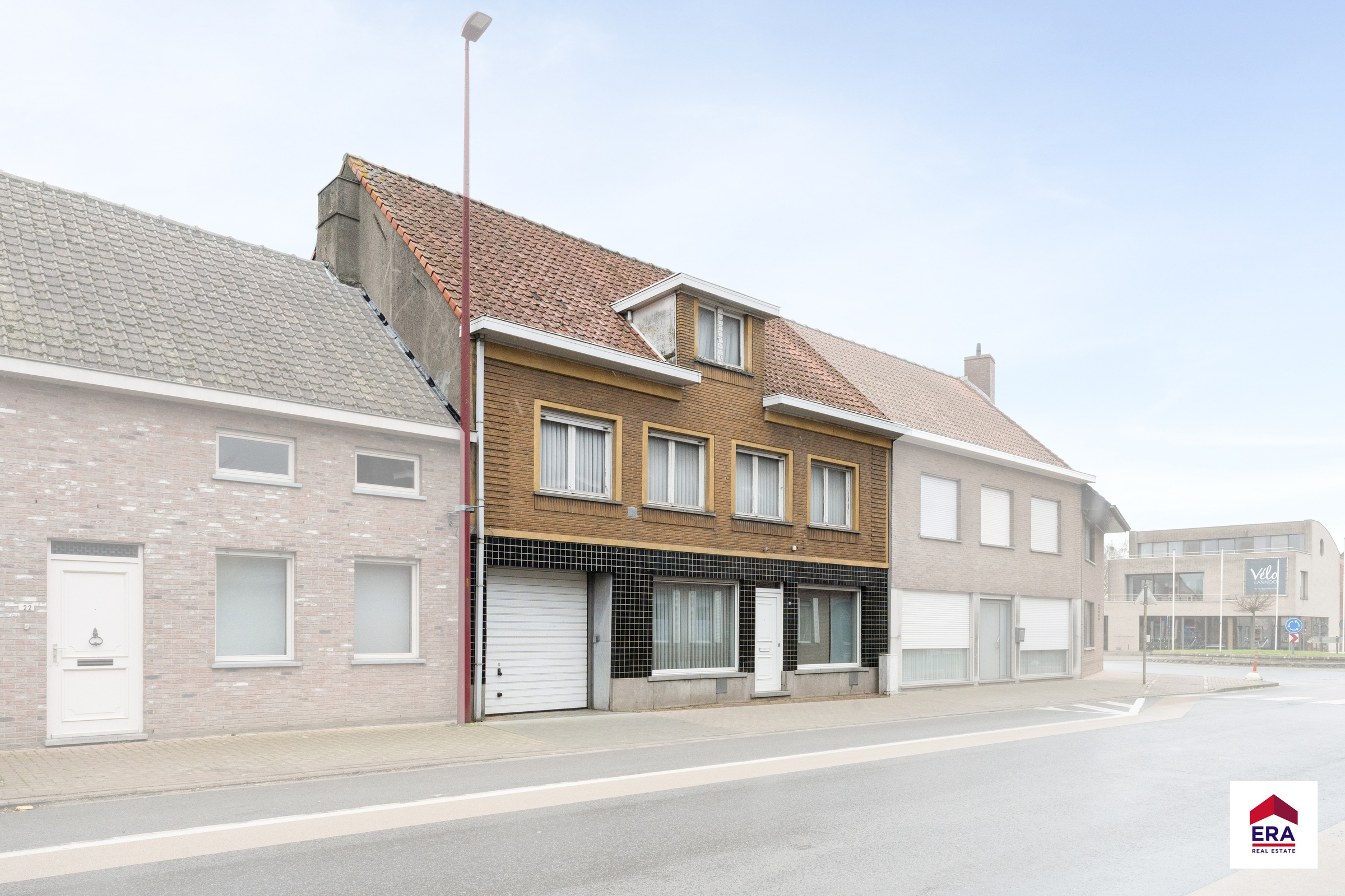 Ruime woning met bijgebouwen op 668 m² - foto 1