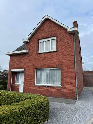 <p>Op zoek naar een woning met karakter en potentieel? Ontdek deze charmante <strong>gezinswoning</strong> uit <strong>1959</strong>, rustig gelegen in een aangename woonwijk te <strong>Balen</strong>. Met een <strong>mooie diepe tuin</strong>, <strong>3 ruime slaapkamers</strong> en tal van mogelijkheden, vormt dit de ideale basis om je <strong>droomwoning</strong> van te maken!</p>
<p>Op het <strong>gelijkvloers</strong> kom je binnen via de <strong>inkomhal</strong> met houten trap naar de bovenverdieping. De <strong>gezellige woonkamer</strong> is opgedeeld in een zithoek met haard of tv-hoek en een lichtrijk eetgedeelte met <strong>pelletkachel</strong> – de perfecte plek om te ontspannen met familie of vrienden.</p>
<p>Aansluitend bevindt zich de <strong>eetkeuken</strong>, die rechtstreeks toegang biedt tot de <strong>badkamer</strong>, uitgerust met wastafel, stortbad/douche en aansluiting voor wasmachine. Een <strong>apart toilet</strong> grenst aan de badkamer.</p>
<p>Op de <strong>verdieping</strong> vind je <strong>drie ruime slaapkamers</strong> en via een luik toegang tot de <strong>bergzolder</strong>. Verder beschikt de woning over een <strong>kelder</strong> – ideaal als extra bergruimte of voorraadkelder.</p>
<p>Buiten geniet je van een <strong>diepe, groene tuin</strong>, waar je in alle rust kan genieten van het buitenleven.</p>
<p>Enkele extra troeven:</p>
<ul>
<li><strong>Dubbel glas beneden (1980)</strong> – boven nog enkele beglazing</li>
<li><strong>Verwarming op stookolie</strong> (niet-conform attest)</li>
<li><strong>EPC-label F</strong> – <strong>renovatieverplichting van toepassing</strong>, maar met tal van mogelijkheden om de woning energiezuiniger te maken</li>
</ul>
<p>Ben jij klaar om van deze solide woning een moderne gezinswoning te maken, helemaal naar jouw smaak?<br />Mis deze kans niet en plan snel je <strong>bezoek</strong>!</p>