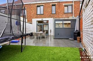 Welkom in deze ruime, instapklare gezinswoning met tuin, gelegen in het centrum van Kuurne!<br /><br />Bij het betreden van de woning komt u binnen in de inkomhal. Aansluitend vindt zich de ruime leefruimte met plaats voor zowel een salon als een eetplaats.<br /><br />Naast de leefruimte vindt u de volledig uitgeruste keuken, voorzien van alle nodige toestellen en comfort. Dankzij de grote raampartijen geniet u in deze ruimte van veel natuurlijk licht.<br /><br />Aansluitend aan de keuken bevindt zich een ruime berging, momenteel ingericht als wasplaats.<br /><br />Verder beschikt het gelijkvloers over een ruime kelder en toilet.<br /><br />Op de verdieping bevinden zich twee volwaardige slaapkamers en een badkamer, uitgerust met een inloopdouche, ligbad, toilet en wastafel.<br /><br />Op de tweede verdieping bevindt zich de derde ruime slaapkamer.<br /><br />Buiten geniet u van een aangename tuin met terras, ideaal om te ontspannen.<br /><br />Troeven:<br />+ 3 volwaardige slaapkamers<br />+ Instapklaar<br />+ EPC C (geen renovatieverplichting)<br />+ Conforme elektriciteit