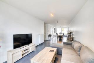 Ontdek dit prachtig appartement in het centrum van Bornem, waar comfort, energiezuinigheid en een uitstekende ligging perfect samenkomen.<br />Het appartement verkeert in topstaat en is volledig instapklaar. De aangename leefruimte biedt een comfortabele woonomgeving en sluit aan op een volledig uitgeruste keuken, voorzien van alles wat je nodig hebt voor dagelijks comfort.<br />Verder beschikt het appartement over 2 volwaardige slaapkamers en een moderne badkamer, eveneens in uitstekende staat.<br />Een absolute troef is het fantastische EPC-label B, waardoor je geniet van een bijzonder energiezuinige woning en lage energiekosten.<br />Daarnaast beschikt het appartement over een aangenaam terras, ideaal om rustig te genieten van een koffie of een zomerse avond. Een eigen staanplaats zorgt bovendien voor extra comfort en parkeergelegenheid.<br /><br />Een energiezuinig en instapklaar appartement op een toplocatie in Bornem. Zeker een bezoek waard!<br />