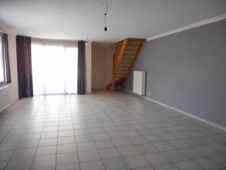 DUPLEX APPARTEMENT met 2 slaapkamers, terras te huur in het centrum van Diest, Sint Janstraat 37. <br /><br />Het appartement is gelegen op de eerste en de tweede verdieping in een kleine residentie met lift.<br /><br />Indeling van het appartement :<br />- inkomhal<br />- toilet<br />- ruime woonkamer <br />- half open keuken<br />- berging<br />- terras<br /><br />Op het verdiep :<br />- 3 slaapkamers (waarvan één heel klein)<br />- badkamer<br />- toilet<br /><br />Er is een autostaanplaats onderin het gebouw en een aparte fietsenstalling.<br />Lift aanwezig. <br />CV op aardgas.<br /><br />Epc : 131 kWh/m²/jaar<br /><br />Huurprijs : € 950,00 voor appartement en staanplaats, geen gemeenschappelijke kosten<br /><br />Voor bijkomende informatie kan u ons contacteren op 013/311.233, voor een bezichtiging kan u een aanvraag doen via de website.<br /><br /><br />Alle gegevens zijn louter informatief, onder elk voorbehoud, en voor zover het pand intussen niet verhuurd of verkocht is.<br />Dit pand wordt door ons geplaatst op volgende websites :<br />-www.alvast.be<br />-www.immoscoop.be<br />-www.zimmo.be<br />-www.spotto.be<br />Indien U het pand op andere websites zou aantreffen is dit niet door ons geplaatst en is de info mogelijk niet up-to-date.