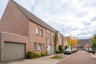 <p>Interesse in dit pand? Neem voor bijkomende informatie rechtstreeks contact op met Benjamin Degrauwe via <strong>+32 473 23 70 30</strong> of <strong>benjamin.degrauwe@copandi.be</strong>. Een bezoek inplannen kan eenvoudig via www.copandi.be.</p><p>Welkom in de Volderij 10, een instapklare en goed onderhouden woning vlakbij het centrum van Kontich. De woning bevindt zich in een heel aangename recente residentiële wijk, vlak aan een klein parkje. Dit pand uit 2011 combineert de rust van een residentiële buurt met een hedendaagse, verzorgde afwerking, die alle troeven biedt voor een gezin op zoek naar ruimte en comfort.</p><p>De woning is praktisch ingedeeld: we komen binnen in de gang met ingemaakte kasten en aparte toilet. De grote, open hoekkeuken heeft alle comfort met AEG toestellen. Achteraan is nog een handige berging met lavabo, wasplaats en doorgang naar de tuin. De woonruimte geeft ook uit op de tuin en het terras waar je kan genieten van de ochtendzon. Op de eerste verdieping zijn 3 slaapkamers en een ruime badkamer met een grote inloopdouche, bad en wastafel. De zolderverdieping is ingericht als grote extra slaapkamer (40m²), met airco en aansluiting voor water (mogelijkheid voor een extra badkamer).</p><p>De leuke tuin met groot terras is oost georiënteerd. Achteraan is nog een garage (met groendak) en doorgang naar de straat achter het huis.</p><p>Deze woning werd afgewerkt met oog voor detail en duurzaamheid: hoogrendementsglas, dakisolatie en een ventilatiesysteem (systeem D) zorgen voor een aangenaam binnenklimaat. Een regenwaterput van 5000 liter met aansluiting op toilet en buitenkraan onderstreept de aandacht voor duurzaam watergebruik. Veiligheid is voorzien dankzij een alarmsysteem en videofoon. Het EPC-label B (103 kWh/m²) bevestigt de energetische kwaliteit van de woning.</p><p>Volderij 10 ligt op een rustige toplocatie in Kontich, op wandelafstand van lokale voorzieningen. Scholen, winkels, speeltuin en sportparken bevinden zich op zeer korte afstand, wat deze woning bijzonder praktisch maakt voor gezinnen.</p><p>De woning kan gemeubeld verkocht worden en is beschikbaar vanaf 15 juli 2027!</p><p>Ben je benieuwd naar wat deze woning jou te bieden heeft? Neem gerust contact op met ons kantoor om een bezoek in te plannen en de sfeer zelf te ervaren.</p>