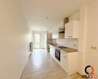 Centraal gelegen gelijkvloers appartement met tuin en terras.Bestaande uit:+ Leefruimte met veel lichtinval+ Badkamer met douche, badkamermeubel en...