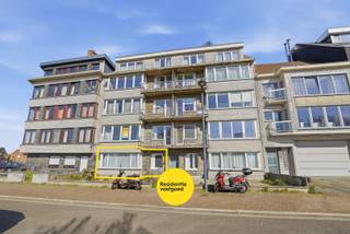 Op zoek naar een renovatieproject met tal van mogelijkheden aan de kust? <br />Dit gelijkvloers appartement, gelegen in een rustige omgeving van Oostende, biedt een uitstekende basis voor eigen woonst of investering.<br /><br />Het appartement beschikt over een inkomhal met ingemaakte kast. De lichtrijke woonkamer biedt voldoende ruimte voor een gezellige leefruimte en geeft toegang tot de keuken, die voorzien is van een spoelbak, dampkap en elektrische boiler.<br /><br />Verder zijn er twee volwaardige slaapkamers, een badkamer met lavabo, toilet en douchecabine, en een praktische berging.<br /><br />Dankzij de ligging op het gelijkvloers en de aanwezigheid van een gemeenschappelijke fietsenberging is dit appartement gemakkelijk toegankelijk en praktisch ingedeeld.<br /><br />Dit appartement vormt een unieke kans om het volledig naar eigen smaak en hedendaagse normen in te richten.<br /><br />Interesse? Contacteer ons en ontdek de mogelijkheden!