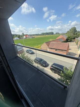 Gelegen in een groene en rustige omgeving, op wandelafstand van het centrum van Buggenhout, vindt u dit lichtrijke appartement op de...