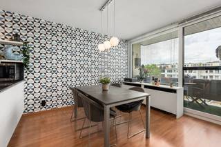 <p>Te koop: verzorgd appartement in Antwerpen, gelegen aan de Bisschoppenhoflaan, nabij openbaar vervoer, invalswegen en ziekenhuis.<br />Dit appartement op de vierde verdieping werd steeds met zorg onderhouden en verkeert in een zeer nette staat. Dankzij de inbegrepen garagebox geniet je van extra comfort en opbergruimte voor wagen, fietsen of motor. Het appartement beschikt vandaag over twee volwaardige slaapkamers, waaronder een ruime master met dressing. Door de oorspronkelijke indeling kan de dressing eenvoudig worden omgevormd tot een derde slaapkamer, bureau of hobbyruimte.<br /><br />Belangrijkste ruimtes:<br />• Woonkamer met veel lichtinval en toegang tot het terras<br />• Keuken met inductiekookplaat, oven, koelkast met vriesvak, vaatwasser en dampkap<br />• Twee slaapkamers, waarvan één met ingemaakte kasten<br />• Dressing met ingemaakte kasten<br />• Badkamer met douche en dubbele wastafel in meubel<br />• Toilet met handenwasser<br />• Berging met aansluiting voor wasmachine<br />• Inkomhal met videofoon en ingemaakte kasten<br />• Terras achteraan<br /><br />Troeven:<br />• Garagebox inbegrepen voor extra comfort en opbergruimte<br />• Recent vernieuwde keuken, ramen, verwarmingsketel<br />• Flexibele indeling met mogelijkheid tot derde slaapkamer<br />• Kelderberging<br /><br />Neem vandaag nog contact op met je ERA-makelaar voor een bezoek.<br />JOUW DROOMAPPARTEMENT. ZO GEVONDEN!</p>