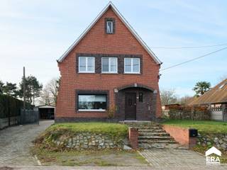 Te koop: Ruime vrijstaande woning met 3 slaapkamers in Eksel, gelegen in groene omgeving. Deze woning uit 1960 biedt een zeer solide basis met...