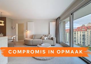 Magnifique appartement rénové avec vue latérale sur la mer, avec des finitions de qualité et des matériaux luxueux. Cet appartement élégant est situé au centre de Nieuport, à quelques pas de la plage, des commerces et des transports en commun.<br />L'appartement comprend un hall d'entrée avec toilette séparée, un salon lumineux avec cuisine ouverte entièrement équipée avec îlot central et accès à la grande terrasse. Une chambre spacieuse avec salle de bain attenante avec vasque simple et douche à l'italienne. La chambre donne directement accès à la terrasse. La résidence dispose également d'un parking commun. <br />Possibilité d'acheter un garage au niveau -2 dans le même bâtiment.