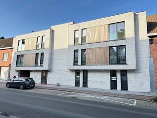 Volledig afgewerkt en instapklaar appartement met ruim terras en privatief tuintje.Oplevering bij akte.Indeling: er is een inkomhal die toegang geeft...