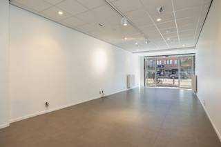 <p>Toplocatie in Mortsel: jouw nieuwe handelsruimte staat klaar!</p>
<p>Ben je op zoek naar een zichtbare, professionele en onmiddellijk inzetbare locatie voor jouw onderneming?<br />Deze lichtrijke handelsruimte van 65 m² ligt pal aan de drukke Statielei in Mortsel, een plek waar dagelijks duizenden passanten langskomen. Ideaal om jouw zaak maximaal in de kijker te zetten.<br />Waarom deze locatie een sterke keuze is voor jouw onderneming<br />• Grote vitrine met automatische winterdeur: perfecte zichtbaarheid en professionele uitstraling<br />• Geschikt voor winkel, kantoor, salon, praktijkruimte of consultatie<br />• Instapklaar en onmiddellijk beschikbaar<br />• Airco voor optimaal comfort<br />• Praktische keuken<br />• Overdekte koer voor extra opslag<br />• Berging voor voorraad of materiaal + toilet<br />• Aparte bureauruimte, ideaal als backoffice, consultatieruimte of discrete werkplek<br />• Uitstekend bereikbaar met openbaar vervoer, fiets en wagen<br />• Parkeergelegenheid in de directe omgeving</p>
<p>Een kans die ondernemers niet willen missen<br />Met deze locatie kies je voor zichtbaarheid, professionaliteit en een vlotte start.<br />Perfect voor wie zonder verbouwingen of tijdverlies wil starten of uitbreiden.</p>
<p>Interesse?<br />Neem vandaag nog contact op voor meer informatie of een bezichtiging. Deze ruimte is klaar voor jouw volgende stap.</p>