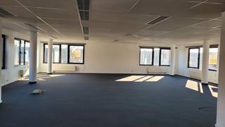 Roeselare, stadsrand: Vlot bereikbare zeer ruime open en lichtrijke kantoorruimte (172m2) met parking aan ring van RoeselareIndeling: 6,8m x 4m en...