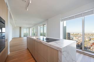 Op het Eilandje worden de laatste penthouses van de Doktoren te koop aangeboden, gelegen op de 22ste en 23ste verdieping van dit exclusieve woonbaken die mee de skyline van Antwerpen vormt. Royale glaspartijen bieden uitzonderlijke verzichten vanuit elke kamer. Een hoogwaardige en duurzame afwerking zorgen voor ongeëvenaard comfort. Heerlijk vertoeven op de ruime terrassen die de woonruimte verlengen. <br />Optimale luxueuze afwerking, exclusief panorama, royale glaspartijen: onvoorwaardelijke privacy.<br /><br />Kelderbergingen en autostaanplaatsen worden optioneel te koop aangeboden.