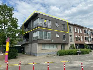 <p><span>Appartement spacieux et très bien entretenu, situé au cœur de Duffel-West. </span></p><p><span>Cet appartement lumineux dispose d'une salle de séjour accueillante avec beaucoup de lumière naturelle, de deux chambres spacieuses, d'une cuisine bien équipée et d'une salle de bains bien entretenue. </span></p><p><span>Il y a également une pièce de rangement pratique avec des connexions pour une machine à laver et un sèche-linge. </span></p><p><span>L'agréable terrasse offre beaucoup d'espace pour se détendre et profiter du soleil du soir. </span></p><p><span>L'immeuble est équipé d'un ascenseur pour plus de commodité. </span></p><p><span>De plus, une place de parking est incluse dans le prix de la location. </span></p><p><span>Les charges communes ne s'élèvent qu'à  35 par mois. Une résidence idéale pour ceux qui veulent vivre confortablement et au centre de Duffel. </span></p><p><span>N'hésitez pas à nous contacter pour plus d'informations ou pour une visite au 015 200 999 ou info@vastgoedplus.be</span></p>