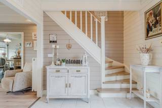 Gelegen op een residentiële toplocatie in Ten Ede, pal tussen Heusden en Wetteren, bevindt zich deze exclusieve, instapklare villa (2008). De ligging in een rustige doodlopende straat garandeert maximale privacy en een minimum aan verkeer, terwijl het centrum, scholen en invalswegen binnen enkele minuten bereikbaar zijn. Ook Gent kan je vlot met de fiets en auto bereiken. Dankzij de zonnepanalen en een thuisbatterij beschikt het huis over een uitstekende energetische waarde met het felbegeerde EPC-label A.De woning straalt een moderne, landelijke elegantie uit en biedt met 244 m² aan bewoonbare oppervlakte alle ruimte voor een gezin. Via de sfeervolle inkomhal met apart thuiskantoor betreedt u de royale leefruimte. Grote raampartijen zorgen voor overvloedig daglicht en een naadloze verbinding met de tuin. Aansluitend ligt de landelijke leefkeuken met eiland en alle nodige toestellen. De eerste verdieping telt 4 volwaardige slaapkamers onder knusse daklijnen en 2 smaakvolle badkamers, waaronder een luxueuze ensuite badkamer met ingebouwd ligbad bij de master bedroom.De tuin roept het ultieme vakantiegevoel op. Blikvanger is het ruime, verwarmde buitenzwembad omzoomd door een modern terras. Daarnaast steelt het monumentale, overdekte eiken poolhouse de show. Deze robuuste constructie is uitgerust met een gezellige bar: de perfecte plek om in alle privacy te genieten. Rondom werd de woning volledig in het groen aangelegd en vooraan is er plaats om meerdere wagens te parkeren.Bestuursmaatregelen in het maatregelenregister: nee