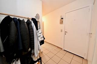 Cet appartement au premier étage se compose d'un hall d'entrée, d'un spacieux séjour très lumineux, d'une cuisine, de trois chambres et d'une salle...