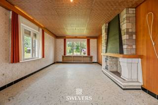 Voor meer info en foto’s, surf naar www.swevers.be – Op Tessenderlosesteenweg 172 in Paal vindt u deze open bebouwing uit 1963 op een ruim perceel van 800 m². De woning heeft een bewoonbare oppervlakte van 186 m² en biedt heel wat potentieel voor wie op zoek is naar een renovatieproject met ruimte, karakter en toekomstmogelijkheden.<br />Via de inkomhal komt u in de lichtrijke leefruimte van ongeveer 30 m², met plaats voor een gezellige zithoek en eetruimte. Aansluitend bevindt zich de keuken, die volledig naar eigen smaak vernieuwd kan worden. Op het gelijkvloers is er daarnaast een ruime polyvalente ruimte, ideaal als slaapkamer, bureau, hobbykamer, speelkamer of praktijkruimte. Verder zijn er een garage van 18 m² en een kelder van 10 m².<br />Op de eerste verdieping bevinden zich drie kamers van circa 15,40 m², 12 m² en 12 m². Deze kunnen flexibel ingericht worden als slaapkamers, dressing, bureau of hobbyruimte. Ook de badkamer bevindt zich op deze verdieping en kan volledig gerenoveerd worden. De zolder van ongeveer 20 m² is bereikbaar via een vaste trap en biedt extra mogelijkheden voor opslag of verdere afwerking.<br />De ruime tuin met noord-oostelijke oriëntatie biedt volop kansen om een aangename buitenruimte te creëren. De ligging is praktisch en vlot bereikbaar, met openbaar vervoer op 350 meter, scholen op 2 kilometer, de autosnelweg op 2,5 kilometer en de Paalse Plas op slechts 850 meter.<br />Een interessante kans voor wie een open bebouwing met veel potentieel zoekt in Paal.<br />Voor meer informatie, bel 011 255 155. Bron bewoonbare oppervlakte: EPC – verslag. Dit pand is onderworpen aan de renovatieverplichting van de Vlaamse overheid voor residentiële gebouwen (behoudens bij sloop binnen 5 jaar na de aankoop). Consulteer voor meer informatie de website van het Vlaams Energie- en Klimaatagentschap via https://www.vlaanderen.be/een-huis-of-appartement-kopen/renovatieverplichting-voor-residentiele-gebouwen.