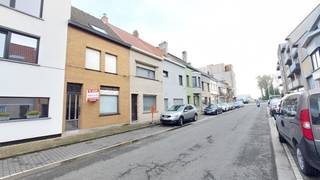 Deze rijwoning is centraal gelegen te Bredene, direct nabij openbaar vervoer,shopping center, scholen en kanaal Oostende Brugge.Grond opp. 95m² en...