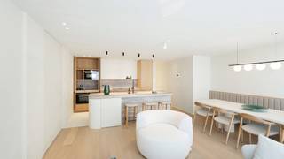 Dit appartement met zijdelings zeezicht laat je genieten van de meest warme, natuurlijke en duurzame materialen. Elke hoek van het 98 m²...
