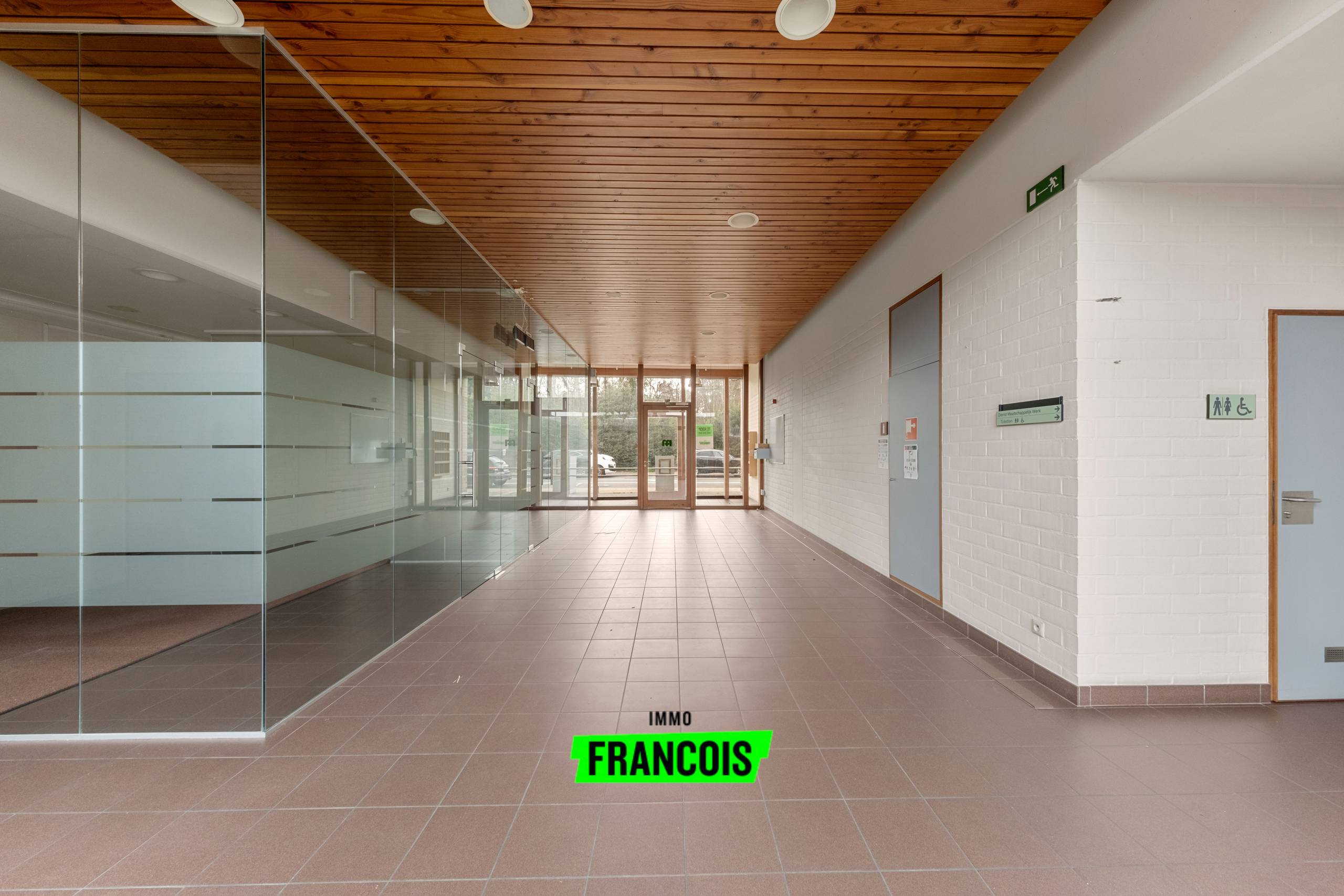 Opbrengsteigendom met handelsruimte en twee appartement op toplocatie te Beernem - foto 2