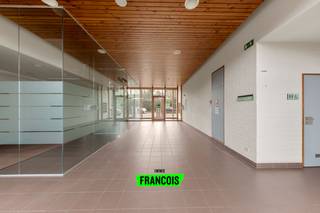 Op zoek naar een interessante en veelzijdige investering? Dan is deze opbrengsteigendom in Beernem precies wat u zoekt. Dankzij de uitstekende ligging met sterke visibiliteit biedt dit pand tal van mogelijkheden voor zowel eigen gebruik als verhuur en vormt het een ideale opportuniteit voor een slimme investeerder met oog op een gunstig rendement.<br /><br />Deze eigendom bestaat uit een ruim handelsgelijkvloers van 211 m², ingericht als handelsruimte met drie polyvalente ruimtes die perfect kunnen dienen als kantoor, praktijkruimte of opslag. Daarnaast zijn er twee bergingen en twee toiletten aanwezig, waaronder een aangepast invalidentoilet, wat het pand extra toegankelijk en functioneel maakt voor diverse commerciële activiteiten.<br /><br />Op de eerste verdieping bevindt zich een ruim appartement van 130 m², bestaande uit een inkomhal, een apart toilet, een lichtrijke leefruimte, een keuken, een berging, twee volwaardige slaapkamers en een badkamer. Dit appartement is reeds verhuurd, wat meteen zorgt voor een stabiele en directe huuropbrengst. De tweede verdieping omvat een tweede appartement van 100 m² met een inkomhal, apart toilet, leefruimte, keuken, twee slaapkamers en een badkamer, aangevuld met toegang tot een zolderverdiep dat nog verder kan worden ingericht en zo extra potentieel biedt.<br /><br />De combinatie van een handelsruimte met twee comfortabele appartementen, de reeds aanwezige huurinkomsten, de uitbreidingsmogelijkheden en de gunstige ligging maken van deze eigendom een uitstekende investering met een aantrekkelijk rendementsperspectief.<br /><br />Plan vandaag nog uw bezoek met Demetrio via demetrio@immofrancois.be of 0474 90 37 80<br /><br />