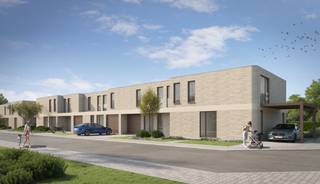 Wonen in de Hovaerestraat in Koekelare biedt een rustige en landelijke sfeer, perfect voor wie houdt van de stilte van het platteland maar toch niet te ver van voorzieningen wil zijn. De straat is omgeven door groene velden en natuur, wat zorgt voor een aangename en serene leefomgeving. Tegelijkertijd liggen de dorpskern en belangrijke verbindingen op korte afstand, waardoor je makkelijk toegang hebt tot winkels, scholen en andere faciliteiten. Ideaal voor gezinnen of wie op zoek is naar een balans tussen rust en bereikbaarheid.
Deze woningen onderscheiden zich door hun uitdagende en vernieuwende architectuur, die grenzen verlegt en inspireert. De woningen hebben een lichtrijke leefruimte en open keuken, 4 slaapkamers, en garage. Jij bepaalt zelf de afwerking van keuken, badkamer, vloeren en binnendeuren, zodat de woning helemaal aansluit bij jouw smaak en wensen. De ideale mix van rust, ruimte en bereikbaarheid!