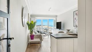 Toplocatie op het Rubensplein, met een panoramisch en onbelemmerd zicht op zee, strand en plein. Dit charmante vakantieappartement op de zonnekant...