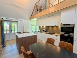Te midden van het prestigieuze Groot Park, omringd door majestueuze eeuwenoude bomen en een uitzonderlijk groen landschap, bevindt zich dit exclusieve duplex-appartement. Op slechts enkele minuten van Leuven geniet u hier van een unieke woonomgeving waar rust, privacy, erfgoed en hedendaagse luxe harmonieus samenkomen.<br /><br />De voormalige historische site werd door de gerenommeerde projectontwikkelaar Virix met respect voor haar authentieke karakter herontwikkeld tot een exclusieve parkresidentie. Hoogwaardige architectuur, duurzaamheid en een uitzonderlijke woonkwaliteit vormen er de rode draad.<br /><br />Dit luxueus afgewerkte duplex-appartement, met een bewoonbare oppervlakte van 129 m², is gelegen op de bovenste verdieping van het karaktervolle paviljoen Salve Mater. Dankzij de hoogwaardige materialen, de kwalitatieve afwerking en de reeds uitgevoerde schilderwerken is de woning volledig instapklaar.<br />Een bijzonder troef is de absolute privacy: als enige bewoner op de verdieping geniet u van een rustige en exclusieve woonbeleving.<br /><br />Via de inkomhal met gastentoilet en praktische berging bereikt u de lichtrijke leefruimte, waar grote raampartijen zorgen voor een overvloed aan natuurlijk licht. De volledig uitgeruste kwaliteitskeuken sluit naadloos aan op de leefruimte en vormt samen het hart van de woning. Op deze verdieping bevinden zich eveneens een ruime master bedroom met en-suite badkamer en een tweede volwaardige slaapkamer.<br />De bovenverdieping beschikt over een ruime overloop, ideaal als bureauruimte of leeshoek, en een derde volwaardige slaapkamer.<br />Het aangename terras biedt een prachtig uitzicht op het omliggende park en vormt de perfecte plek om in alle rust te genieten van de ochtendzon en het groene decor.<br />Naast het uitzonderlijke wooncomfort genieten de bewoners van exclusieve gemeenschappelijke faciliteiten. De residentie beschikt over een luxueus wellnesscentrum met een verwarmd binnenzwembad van 16 meter, een sauna en een volledig uitgeruste fitnessruimte, uitsluitend toegankelijk voor de bewoners. Bovendien bereikt u vanuit het gebouw rechtstreeks de ondergrondse parkeergarage en de wellness, wat het dagelijkse comfort aanzienlijk verhoogt.<br /><br />Dit appartement combineert het authentieke karakter van een historisch pand met het hedendaagse comfort en de energiezuinigheid van een nieuwbouwresidentie. Er bestaat de mogelijkheid om tevens een private kelderberging en één of twee ondergrondse autostaanplaatsen aan te kopen.<br /><br />Een uitzonderlijke residentie voor wie geen compromis wenst te sluiten tussen luxe, privacy, architectuur en natuur. Een zeldzame kans om eigenaar te worden van een exclusieve woonplek waar elk detail bijdraagt aan een leven in alle sereniteit, op een van de meest prestigieuze locaties in de onmiddellijke omgeving van Leuven.