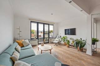 RUIM EN LICHTRIJK APPARTEMENT MET TERRAS IN HARTJE ANTWERPEN<br /><br />In de Consciencestraat, op een toplocatie in 2018 Antwerpen, vindt u dit charmante appartement van 125 m². Het pand dateert uit 1937 en werd ontworpen door architect B.J. Dupont, wat meteen zorgt voor een unieke uitstraling en karakter.<br /><br />Het appartement beschikt over een ruime leefruimte die baadt in het licht dankzij de zuid-oost oriëntatie, twee comfortabele kamers en een terras van 8 m² dat in 2023 volledig vernieuwd werd. Een absolute troef is de mogelijkheid om een extra dakterras te realiseren, waardoor u volop kan genieten van een prachtig uitzicht op de stad. <br /><br />De ligging is ideaal: op wandelafstand bereikt u Zurenborg, het Stadspark, het Theaterplein en het Centraal Station. Op fietsafstand liggen bruisende wijken zoals ’t Zuid en het Eilandje, waar u terechtkan voor cultuur, gastronomie en ontspanning.<br /><br />Het appartement combineert ruimte, licht en een uitstekende locatie met een uniek karakter. <br /><br />Troeven:<br />&gt; 125 m2 woonoppervlakte<br />&gt; Grote raampartijen met veel zonlicht<br />&gt; Vernieuwde badkamer (2020)<br />&gt; Slaapkamers met ingebouwde kasten<br />&gt; Vliegenramen<br />&gt; Vernieuwd terras (2023) met luifel<br />&gt; Mogelijkheid tot dakterras<br />&gt; Zeer rustige ligging zonder inkijk<br />&gt; Perfecte zuidoostoriëntatie <br /><br />Mogelijkheid tot het huren/ kopen van een parkeerplaats in de buurt.<br /><br />Indien interesse kan u mailen naar consciencestraat18@gmail.com.