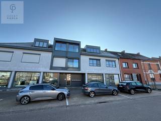 Voor meer info en foto’s, surf naar www.pierco.be Dit instapklare appartement op de eerste verdieping vlak aan het centrum van Paal is een...
