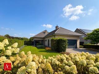 <p><span><strong>Uitstekend afgewerkte villa in een rustige wijk te Melsele, </strong>p<span>lan uw bezoekmoment in via onze website.</span></span></p><p><span><span>Ontdek deze moderne villa in een <strong>zeer rustige, residentiële omgeving</strong> op het einde van een doodlopende straat in Melsele. Een uitzonderlijke woning met een oppervlakte van maar liefst 294m², waar <strong>kwalitatieve afwerking</strong>, <strong>maatwerk</strong>, <strong>comfort</strong> en een <strong>prachtige tuin</strong> samenkomen op een perceel van 956 m².</span></span></p><p><span><span>Dankzij de uitstekende verbinding Antwerpen–Gent vormt dit een ideale uitvalsbasis voor wie rust zoekt zonder in te boeten aan bereikbaarheid.</span></span></p><h2><span><strong>Gelijkvloers</strong></span></h2><p><span><span>De inkomhal met <strong>maatwerk vestiaire</strong> en <strong>gastentoilet met lavabo</strong> verwelkomt u in een sfeer van verfijning. De gelijkvloerse slaapkamer beschikt over een <strong>aanpalende badkamer</strong> met <strong>dubbele lavabo</strong>, <strong>douche</strong> en <strong>apart toilet</strong> — ideaal als master suite of logeerkamer.</span></span></p><p><span><span>De ruime woonkamer biedt een <strong>eetplaats</strong>, <strong>zithoek</strong> en een stijlvolle <strong>sfeerhaard</strong>, perfect voor gezellige avonden. Vanuit zowel de woonkamer als de <strong>kwaliteitsvolle leefkeuken</strong> geniet u van een <strong>mooi zicht op de tuin</strong>. De keuken is uitgerust met <strong>hoogwaardige toestellen</strong> en sluit aan op een praktische <strong>berging/wasplaats</strong> met toegang tot de <strong>ruime kelder</strong>.</span></span></p><p><span><span>Een <strong>garage</strong> en een <strong>grote oprit</strong> vervolledigen het gelijkvloers.</span></span></p><h2><span><strong>Eerste verdieping</strong></span></h2><p><span><span>Hier bevinden zich <strong>drie volwaardige slaapkamers</strong> en een <strong>ingerichte badkamer</strong> met <strong>douche</strong>, <strong>lavabo</strong> en <strong>toilet</strong>. De grote zolderkamer biedt bijkomend potentieel voor een <strong>extra slaapkamer</strong>, hobbyruimte of thuiskantoor.</span></span></p><h2><span><strong>Buitenruimte</strong></span></h2><p><span><span>De woning beschikt over een <strong>mooi aangelegde tuin</strong> met een <strong>aangelegd terras</strong>, ideaal voor ontspanning en buitenleven. Het <strong>tuingebouw</strong> omvat een <strong>loungehoek</strong> en <strong>berging</strong>, waardoor u hier een volwaardige buitenbeleving krijgt.</span></span></p><h2><span><strong>Technieken</strong></span></h2><p><span><span>Deze villa is uitgerust met:</span></span></p><ul><li><span><span><strong>Zonnepanelen</strong></span></span></li><li><span><span><strong>Waterontharder</strong></span></span></li><li><span><span><strong>Vloerverwarming</strong></span></span></li><li><span><span><strong>Elektriciteit conform</strong></span></span></li><li><span><span><strong>Goede EPC‑score</strong></span></span></li><li><span><span><strong>Geen asbest</strong></span></span></li></ul><h2><span><strong>Troeven</strong></span></h2><ul><li><span><span>Zeer kwalitatieve afwerking</span></span></li><li><span><span>Veel maatwerk</span></span></li><li><span><span>Mooie tuin</span></span></li><li><span><span>Grote oprit & ruime garage</span></span></li><li><span><span>Residentiële ligging</span></span></li><li><span><span>Instapklaar</span></span></li><li><span><span>Rustige doodlopende straat</span></span></li><li><span><span>Uitstekende verbinding Antwerpen–Gent</span></span></li></ul><p><span><span>Contacteer ons voor een vrijblijvend bezoek aan deze prachtige eigendom.</span></span></p>