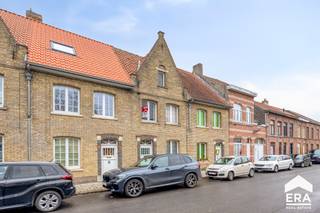 <p>Te koop: gezellige arbeiderswoning in Brugge, gelegen in het Magdalenakwartier, op wandelafstand van het centrum, nabij de Gentpoort en de Vesten.</p>

<p> </p>

<p>Deze woning uit 1955 ligt in een buurt waar een groot stadsvernieuwingsproject plaatsvindt. Rond de Boninvest worden oude gebouwen omgevormd tot een groene belevingszone, onderdeel van de historische Vesten, met nieuwe wandel- en fietspaden. Ideaal voor starters: de koer is reeds vernieuwd en met enkele gerichte aanpassingen kan de EPC-score snel verbeterd worden. Binnenin vindt u drie ruime slaapkamers, waaronder een masterbedroom.</p>

<p> </p>

<p>Belangrijkste ruimtes:</p>

<p>• Woonkamer met zicht op de koer</p>

<p>• Functionele keuken</p>

<p>• Vernieuwde koer met toegang tot tuinhuis</p>

<p>• Badkamer met toilet</p>

<p>• 3 slaapkamers, waarvan 1 masterbedroom</p>

<p>• Zolderberging</p>

<p> </p>

<p>Troeven:</p>

<p>• Gelegen in een stadsvernieuwingszone met groene wandel- en fietspaden, koop slim en profiteer later van de meerwaarde die deze zone zal opleveren!</p>

<p>• Vernieuwde koer, klaar voor gebruik</p>

<p>• 3 ruime slaapkamers</p>

<p> </p>

<p>Neem vandaag nog contact op met uw ERA-makelaar voor een bezoek.</p>

<p> </p>

<p>JOUW DROOMHUIS. ZO GEVONDEN!</p>