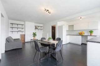 <p><strong>Op zoek naar een ruim en lichtrijk appartement met 3 slaapkamers, een terras én een uitstekende ligging? Dit is misschien wel uw nieuwe thuis!</strong></p>
<p>Dit appartement op de 2de verdieping bevindt zich in het centrum van Liedekerke, op wandelafstand van winkels, scholen en openbaar vervoer en met <span>het station </span>vlakbij. Dankzij de vlotte verbinding zijn ook Aalst, Ninove en Brussel gemakkelijk bereikbaar, ideaal voor wie graag alles dichtbij heeft.</p>
<p>Via de inkomhal kom je in de ruime, lichtrijke leefruimte met open keuken. De grote raampartijen zorgen voor een aangename lichtinval en geven rechtstreeks toegang tot het terras. Verder zijn er een gastentoilet, een badkamer met ligbad en 3 slaapkamers. Een praktische kelderberging zorgt tot slot voor extra opbergruimte.</p>
<p>De conforme elektrische installatie is een extra troef. Daarnaast biedt het plaatsen van een condensatieketel de mogelijkheid om het EPC-label te verbeteren naar label C.</p>
<p><strong>Zie jij jezelf hier wonen? Contacteer ons vandaag nog en plan een bezoek aan dit appartement in Liedekerke!</strong></p>