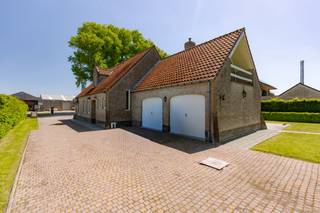 Ruime villa met kantoor op uitstekende ligging in Damme<br /><br />In het rustige Moerkerke, deelgemeente van Damme, bevindt zich deze stijlvolle open bebouwing met geïntegreerd kantoor en aparte ingang. Ideaal voor zelfstandigen of wie wonen en werken wil combineren.<br /><br />De woning beschikt over een ruime leefruimte met veel lichtinval, een gezellige veranda met zicht op de zonnige tuin en het terras, een comfortabele keuken, aparte wasplaats, dressing, airconditioning en dubbele garage met ruime parkeermogelijkheden.<br /><br />Op de verdieping bevinden zich 5 ruime slaapkamers. De master bedroom springt in het oog dankzij de mooie raampartij en het aansluitende balkon. De badkamer is uitgerust met ligbad, douche en dubbele lavabo.<br /><br />Troeven:<br />• Open bebouwing<br />• Kantoor met aparte toegang<br />• 5 slaapkamers<br />• Grote zonnige tuin<br />• Dubbele garage<br />• Veel parkeergelegenheid<br />• Airconditioning aanwezig<br /><br />Dankzij de vlotte verbinding naar Brugge, Knokke en de E40 geniet deze woning van een uitstekende bereikbaarheid in een rustige, groene omgeving.<br /><br />Voor meer informatie of een bezoek, contacteer Deborah via deborah@vicusvastgoed.be of op het nummer 0479 76 81 26.