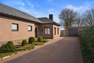 Deze bungalow werd opgetrokken in 1985 en omvat een bewoonbare oppervlakte van 167m², exclusief de zolderverdieping. De perceeloppervlakte, met...