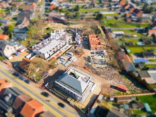 In het centrum van het charmante Gierle komt dit eigentijdse woonproject tot leven. Met een gevarieerd aanbod aan wooneenheden biedt Park Ligtenberg ruimte aan verschillende levensstijlen en gezinnen, van starters tot doorstromers. Een van de hoogtepunten van Park Ligtenberg is het publiek toegankelijke park dat tussen de verschillende woonblokken wordt aangelegd.<br /><br />Het project omvat 14 nieuwbouwwoningen, 12 moderne appartementen, 5 appartementen met een klassiekere uitstraling, en één unieke erfgoedwoning die zorgvuldig gerenoveerd zal worden. Elke wooneenheid is ontworpen met oog voor detail, duurzaamheid en comfort.<br /><br /><span>Moderne appartementen</span>: <br />Deze appartementen variëren van 1 tot 4 slaapkamers en zijn ruim opgezet, met een eigentijdse afwerking. Ze vormen de perfecte woonoplossing voor alleenstaanden, jonge gezinnen en 50-plussers waarvan de kinderen bijvoorbeeld uit huis zijn.<br /><br /><span>Klassieke appartementen</span>: <br />Deze 5 appartementen combineren moderne gemakken met een iets traditionelere uitstraling, wat zorgt voor een unieke woonsfeer.<br /><br />De wooneenheden worden uitgerust met een lucht-water of geothermische warmtepomp in combinatie met vloerverwarming.<br />Dankzij deze slimme technologie kan een bijzonder laag E-peil worden bereikt (tot E20).<br /><br />Voor inzage van de verkoopplannen en verkooplastenboek, kan u vrijblijvend een afspraak maken op kantoor.