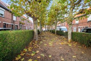 GROEN! En de faciliteiten van wonen in de stad. Hier is het allemaal. Het is prettig wanneer bewoners zelf hun huis opknappen. De verjonging van de buurt is zichtbaar bezig. Bewoners plaatsen bloembakken of leggen een tegeltuintje aan. Met deze woorden heet het pittoreske Groenplein jou welkom! Dit mooie plein is gelegen aan de stadsrand, nabij het kanaal met wandelwegen, nabij de winkelstraten (Patersstraat...), op wandelafstand van het Begijnhof...echt een topligging in de stad, vlakbij het groene noorden van Turnhout. Parkeerplaats is er ook voldoende. Een ideale starterswoning met tuintje. De woning valt onder de renovatieverplichting maar met een paar eenvoudige aanpassingen: mits plaatsen van 18cm rotswol of glaswol op de zoldervloer zit je op een EPC D label en als de kachel verwijderd wordt, zakt het verder naar 331 kWh/m²jaar.Weinig moeite dus om alvast te starten. De elektriciteit dient ook nog conform gemaakt te worden naar de huidige normen. Verder is dit een woning met aangename ruimtes: een grote leefruimte met open keuken met zicht op de tuin, badkamer met ligbad op het gelijkvloers, twee ruime slaapkamers op de verdieping. De zolder kan eventueel worden ingericht tot derde slaapkamer (een aantal gelijkaardige woningen in de straat deden dit reeds). Eventueel mogelijk om garage te huren in de directe omgeving. Niet gelegen in een overstromingsgebied. P-score: A - G-score: A- Geen erfgoed. Informatieplicht in aanvraag.