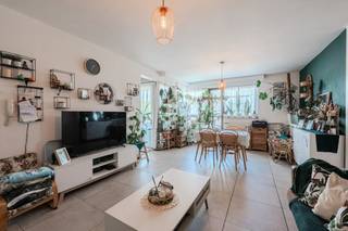 Ontdek dit lichtrijke appartement met open zicht, uitstekend gelegen nabij het Maria-Hendrikapark. Het appartement is volledig instapklaar en bevindt zich op een toplocatie: op fietsafstand van het stadscentrum van Oostende en met alle voorzieningen en openbaar vervoer binnen handbereik.Indeling:- inkomhal met vestiaire kast- lichtrijke woonkamer - keuken voorzien van een dubbele spoeltafel, keramisch kookvuur, frigo en oven- nachthal- slaapkamer 1 (7m²)- slaapkamer 2 (11m²)- badkamer uitgerust met ligbad met douchescherm, lavabomeubel en aansluiting voor wasmachine- terras (6m²)- berging- afzonderlijk toiletPluspunten:- rustige ligging - instapklaar - asbestveilig- gunstig EPC (label-B)- terras - gemeenschappelijke fietsenberging - zekerheid voor investeerders: verhuurd sinds 2017Dit appartement is uiterst geschikt als vaste woonst, maar vormt door de trouwe verhuur vooral een unieke kans voor wie zoekt naar een zorgeloze investering met direct rendement.Bent u op zoek naar een centraal en toch rustig gelegen appartement te koop te Oostende? Contacteer ons voor een bezoek ter plaatse!Bestuursmaatregelen in het maatregelenregister: nee