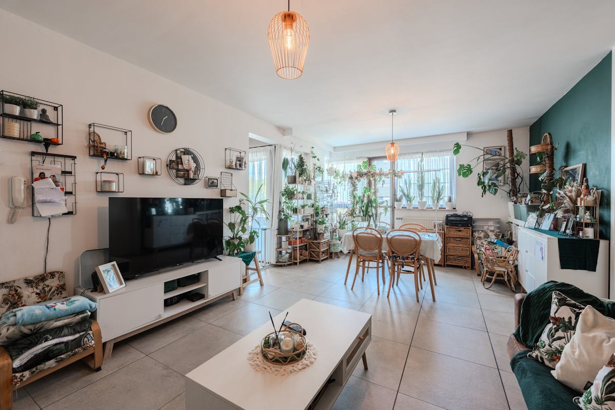 Lichtrijk twee-slaapkamerappartement met terras te Oostende - foto 1