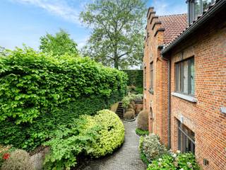 Located along the Abbaye de la Cambre park, a stone's throw from the Ixelles ponds, at the rear of a private mansion, rear house developing a...