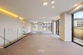 Deze moderne én instapklare kantoorruimte is gelegen op een uitzonderlijke locatie te Temse en combineert uitstraling, comfort en functionaliteit...