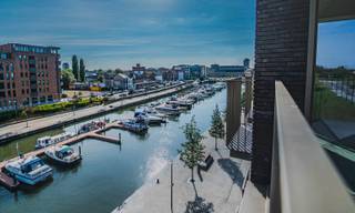 Dit ruim app. L20.201 (ca. 162 m²) in residentie Pontoon (Quartier Bleu) ligt op de 2de verdieping en omvat een inkom met gastentoilet, technische berging, 2 badkamers, extra berging, 3 slpk., toilet grote leefruimte met open keuken en 0-gericht terras (ca. 15 m²). Het appartement is voorzien van vloerverwarming, warmtepomp en handdoekradiators.<br /><br />Bij elk app. hoort een ondergrondse autostaanplaats en/of garagebox. Deze dient apart bij aangekocht te worden. Verder kun je een kelderberging of oplaadpunt bijkopen.<br /><br />Vrije keuze bij verschillende leveranciers voor de binnenafwerking (vloertegels, badkamer &amp; keuken, etc.).<br />Meer info? Contacteer onze sales consultants Inge Vancluysen of Marisa Marasco op het nr. 011 41 33 23.