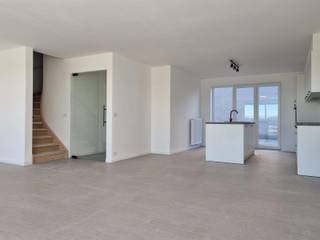Energiezuinige nieuwbouwwoning op Het Hooghe !!! Bestaande uit hal met apart toilet en lavabo, zeer ruime berging met wasplaats. Super ruime gezellige living met zicht op de tuin en open en volledig geïnstalleerde keuken. Op de 1ste verdieping zijn er 3 volwaardige slaapkamers, dressing en badkamer met ligbad, douche en dubbele lavabo, apart toilet. Vaste trap naar de volledig geïsoleerde zolder die dienst kan doen als polyvalente ruimte of als 4de slaapkamer. Aangelegde en volledig omheinde tuin. De woning werd volledig geschilderd en voorzien van lichtarmaturen. Voorzien van zonnepanelen. Privé garagebox vlak naast de woning en tevens gezamenlijke parking op het binnenplein.