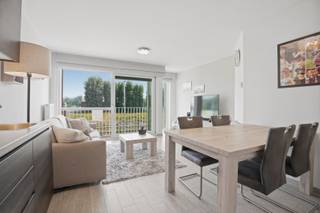 Gemeubeld instapklaar appartement (2014) met 2 terrassen in Nieuwpoort-Stad.<br />Op zoek naar een lichtrijk, energiezuinig appartement op een toplocatie? Dit appartement (50 m²) in Nieuwpoort-Stad biedt optimaal comfort en is volledig instapklaar.<br />Indeling: Inkom met vestiaire, lichtrijke leefruimte met open keuken, moderne badkamer (inloopdouche + toilet), berging met wasmachineaansluiting en een ruime slaapkamer met toegang tot het tweede terras.<br />De troeven:<br />- Dubbel terras: Zon van 's morgens tot 's avonds dankzij terrassen aan de voor- en achterzijde.<br />- Zicht op de vaart: Geniet op het oostgerichte terras van de rustige pleziervaart.<br />- Energiezuinig: EPC-label B (115 kWh/m²) – geen renovatieplicht.<br />- Comfort: Lift aanwezig,, open keuken en een privatieve berging op het gelijkvloers.<br />- Inclusief meubelen, dus onmiddellijk gebruiksklaar.<br />Een ideale investering of perfecte (tweede) verblijfplaats.<br />KIJKDAG zaterdag 25/7 tussen 14u en 16u (inschrijven via residentievastgoed.be)<br />(Ref. NI27637)