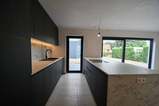Deze ruime halfopen bebouwing op een perceel van 310m² is gelegen in een rustige woonbuurt te Wachtebeke. De woning is zo goed als afgewerkt, beschikt over een mooie indeling en veel lichtinval. Het woonhuis heeft een bewoonbare oppervlakte van meer dan 150 m², beschikt over een ruime inpandige garage en een aangelegde oprit.<br /><br />Indeling:<br />inkomhal, gastentoilet, open woonkamer met geïnstalleerde keuken, inpandige garage met aansluiting voor wasmachine en droogkast. Op de 1ste verdieping vinden we nachthal, toilet, 3 bijzonder ruime kamers en badkamer voorzien van inloopdouche en mooi meubel. Op de 2de verdieping is er nog een opbergruimte voorzien en de 4de slaapkamer.<br /><br />Extra troeven:<br />* thermostaten op elke kamer om eigen temperatuur te regelen<br />* mooie buitenaanleg<br />* hoogwaardige materialen en voldoende voorzieningen in elke ruimte<br />* zonnepaneleninstallatie<br /><br />Deze woning is onmiddellijk beschikbaar. De verhuurder zaait nog gras in het seizoen.<br /><br />Huurprijs: 1.350€/maand<br /><br />Voor een bezoek kan u contact opnemen via quinten@qubic-vastgoed.be of via 0468/20 15 30.