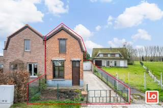 Te renoveren halfopen starterswoning met afzonderlijke garage en koertje op landelijke locatie in Mendonk. De woning bevat op het gelijkvloers een zithoek, een eetkamer, een basis keuken, een badkamer en een toilet. Op de eerste verdieping zijn er een kleine nachthal en twee slaapkamers. De woning wordt verwarmd met een gaskachel. Het buitenschrijnwerk bestaat  uit hout met deels enkel en deels dubbel glas en rolluiken op het gelijkvloers. De totale oppervlakte van het perceel is 138m².<br />Wil u dit renovatieproject op een idyllische locatie nabij de wandel/fietsregio langs de Moervaart bezoeken? Stuur een mail naar gunther@loimmo.be en wij nemen contact met u op!